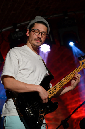 Koncert: The Flash! - Kuba Dworak grający na gitarze basowej.