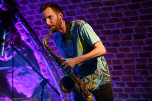 Koncert: The Flash! - Sławek Pezda gra na saksofonie.