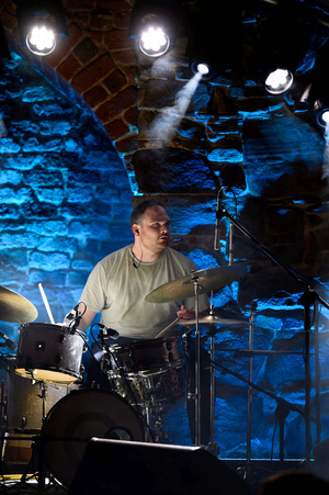 Koncert: The Flash! - Max Olszewski (perkusista) podczas koncertu.