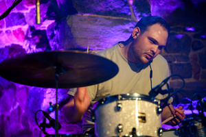 Koncert: The Flash! - Max Olszewski (perkusista) podczas koncertu.