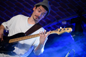 Koncert: The Flash! - Kuba Dworak grający na gitarze basowej.