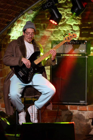 Koncert: The Flash! - Kuba Dworak grający na gitarze basowej.