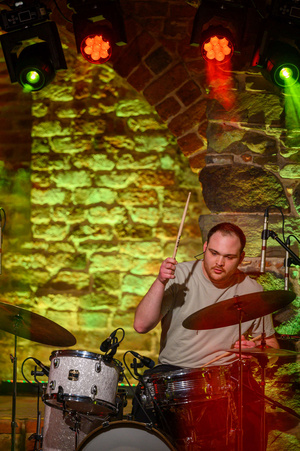 Koncert: The Flash! - Max Olszewski (perkusista) podczas koncertu.