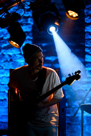 Koncert: The Flash! - Kuba Dworak grający na gitarze basowej.