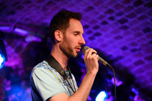 Koncert: The Flash! - Sławek Pezda podczas koncertu The Flash! przemawia do publiczności.