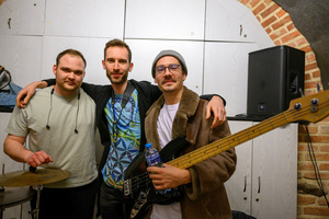 Koncert: The Flash! - Zespół The Flash! przed wejściem na scenę (od lewej: Max Olszewski, Sławek Pezda, Kuba Dworak).