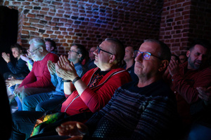 Koncert: The Flash! - Publiczność oklaskująca zespół The Flash!