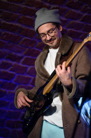 Koncert: The Flash! - Kuba Dworak grający na gitarze basowej.