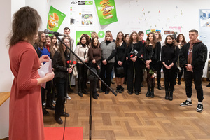 Wystawa: Wynurzenie - Przemowa na otwarciu, pani Dziekan dr Agnieszka Bartak-Lisikiewicz. Na drugim planie autorzy prac dyplomowych Wydziału Sztuki.