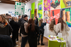 Wystawa: Wynurzenie - Publiczność na wernisażu wystawy, oglądająca prace z kierunku Grafika.