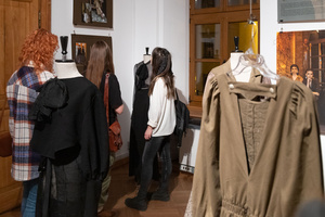 Wystawa: Wynurzenie - Publiczność na wernisażu wystawy, oglądająca prace z kierunku Wzornictwo.