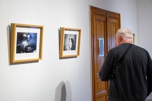 Wystawa fotografii Bogdana Dziworskiego: f/5.6 - Publiczność na wernisażu wystawy.
