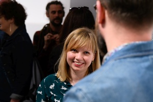 Wystawa fotografii Bogdana Dziworskiego: f/5.6 - Publiczność podczas wernisażu. Maria Franecka- prowadząca wykład.