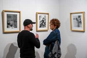 Wystawa fotografii Bogdana Dziworskiego: f/5.6 - Publiczność na wernisażu wystawy.