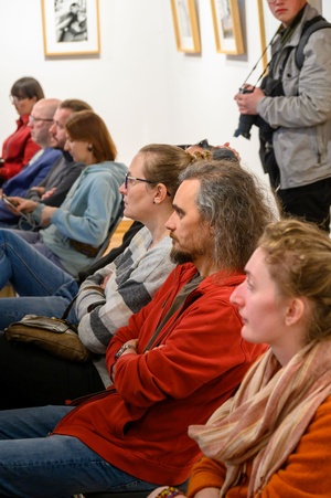 Wystawa fotografii Bogdana Dziworskiego: f/5.6 - Publiczność na wernisażu wystawy. Wykład Marii Franeckiej.