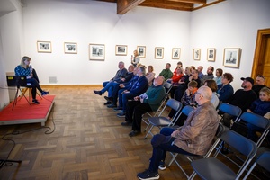 Wystawa fotografii Bogdana Dziworskiego: f/5.6 - Publiczność podczas wykładu Marii Franeckiej.