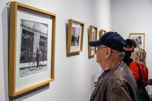 Wystawa fotografii Bogdana Dziworskiego: f/5.6 - Publiczność na wernisażu wystawy.