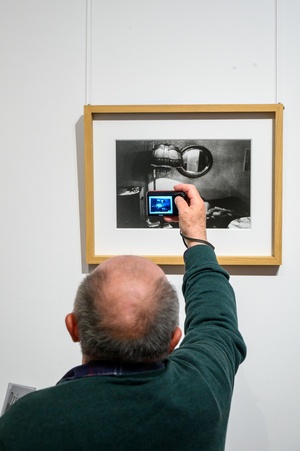 Wystawa fotografii Bogdana Dziworskiego: f/5.6 - Publiczność na wernisażu wystawy.