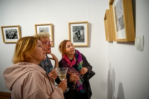 Wystawa fotografii Bogdana Dziworskiego: f/5.6 - Publiczność na wernisażu wystawy.