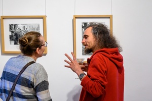 Wystawa fotografii Bogdana Dziworskiego: f/5.6 - Publiczność na wernisażu wystawy.