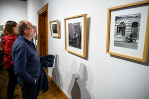 Wystawa fotografii Bogdana Dziworskiego: f/5.6 - Publiczność na wernisażu wystawy.