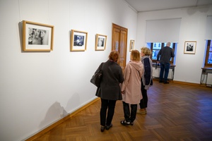 Wystawa fotografii Bogdana Dziworskiego: f/5.6 - Publiczność na wernisażu wystawy.