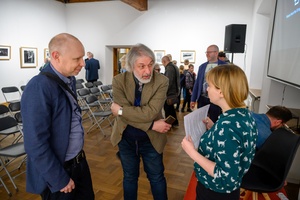 Wystawa fotografii Bogdana Dziworskiego: f/5.6 - Publiczność na wernisażu wystawy.