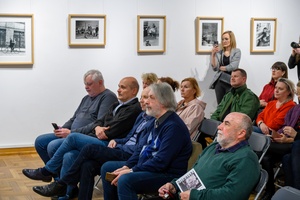 Wystawa fotografii Bogdana Dziworskiego: f/5.6 - Publiczność na wernisażu wystawy.