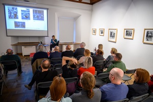 Wystawa fotografii Bogdana Dziworskiego: f/5.6 - Publiczność na wernisażu wystawy. Wykład Marii Franeckiej.