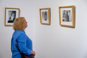 Wystawa fotografii Bogdana Dziworskiego: f/5.6 - Publiczność na wernisażu wystawy.