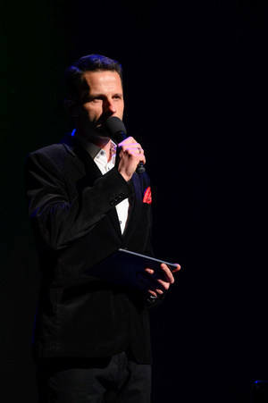 Koncert: Aga Zaryan "Sara" - Przywitanie publiczności, na scenie konferansjer Sebastian Szafarz.