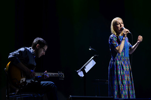 Koncert: Aga Zaryan "Sara" - Rozpoczęcie koncertu, na scenie Aga Zaryan - wokal, David Dorużka (gitara), Szymon Mika (gitara)