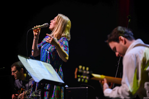 Koncert: Aga Zaryan "Sara" - Koncert w wykonaniu Agi Zaryan - wokal, Davida Dorużki (gitara), Szymona Miki (gitara)