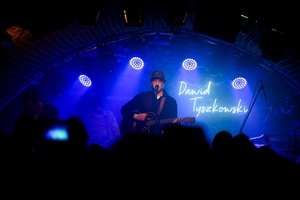 Dawid Tyszkowski "Nadal nie śpię" w Piwnicach TCK - Na scenie Dawid Tyszkowski