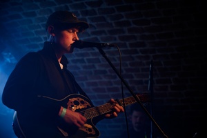 Dawid Tyszkowski "Nadal nie śpię" w Piwnicach TCK - Na scenie Dawid Tyszkowski