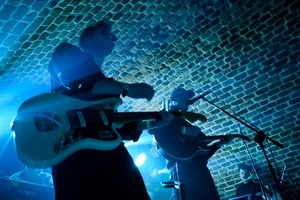 Dawid Tyszkowski "Nadal nie śpię" w Piwnicach TCK - Na scenie Dawid Tyszkowski z zespołem