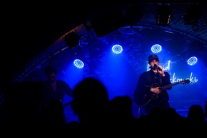 Dawid Tyszkowski "Nadal nie śpię" w Piwnicach TCK - Na scenie Dawid Tyszkowski