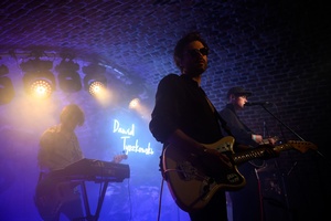 Dawid Tyszkowski "Nadal nie śpię" w Piwnicach TCK - Na scenie Dawid Tyszkowski z zespołem