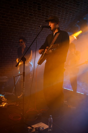 Dawid Tyszkowski "Nadal nie śpię" w Piwnicach TCK - Na scenie Dawid Tyszkowski z zespołem