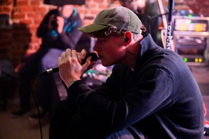 Dawid Tyszkowski "Nadal nie śpię" w Piwnicach TCK - Na scenie Dawid Tyszkowski