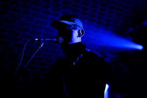 Dawid Tyszkowski "Nadal nie śpię" w Piwnicach TCK - Na scenie Dawid Tyszkowski