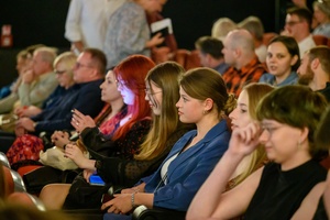 37. TNF - Dzień 1 (27.05.23) - Widzowie w sali kinowej przed pierwszą festiwalową projekcją