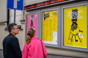 37. TNF - Dzień 2 (28.05.23) - Para czytający plakat z programem 37. TNF na ul. Staszica
