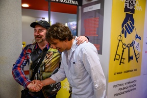 37. TNF - Dzień 2 (28.05.23) - Goście festiwalowi - Ryszard Jaźwiński i reżyser Grzegorz Mołda w hallu kina