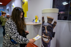 37. TNF - Dzień 3 (29.05.23) - Festiwalowiczka wrzucająca kupon plebiscytowy do urny