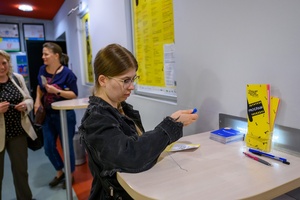 37. TNF - Dzień 3 (29.05.23) - Festiwalowiczka wypełniająca kupon plebiscytowy