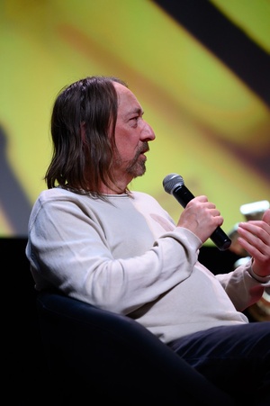 37. TNF - Dzień 4 (30.05.23) - Ryszard Jaźwiński prowadzący spotkanie z reżyserem "Filmu balkonowego" - Pawłem Łozińskim w sali kinowej