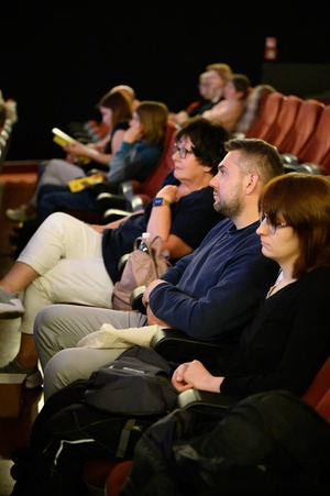 37. TNF - Dzień 4 (30.05.23) - Po projekcji "Niebezpiecznych dżentelmenów" widzowie na sali kinowej na spotkaniu z reżyserem filmu Maciejem Kawalskim (w formie on-line)