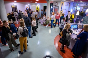 37. TNF - Dzień 4 (30.05.23) - Publiczność festiwalowa w hallu Marzenia