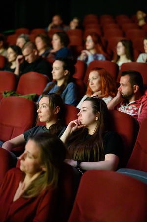 37. TNF - Dzień 4 (30.05.23) - Widzowie w sali kinowej na spotkaniu z reżyserem filmu "Film balkonowy"